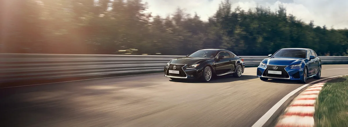 Dva sportovní modely Lexus F v zatáčce na uzavřeném okruhu