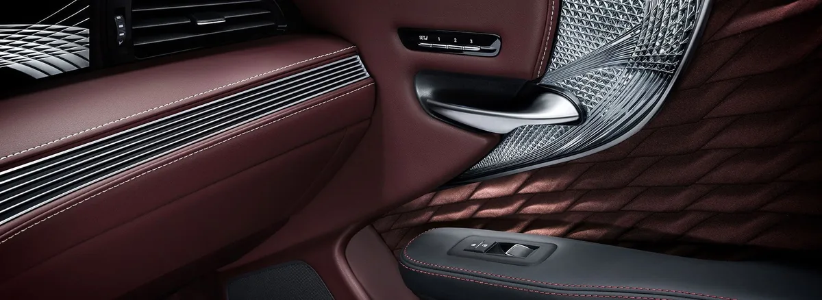 Detail výplně dveří vozu Lexus s prošívaným koženým čalouněním