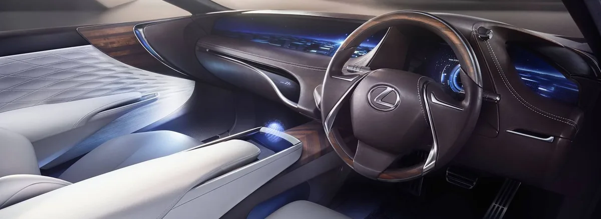 Interiér koncepčního vozu Lexus s prosvětleným přístrojovým panelem a volantem