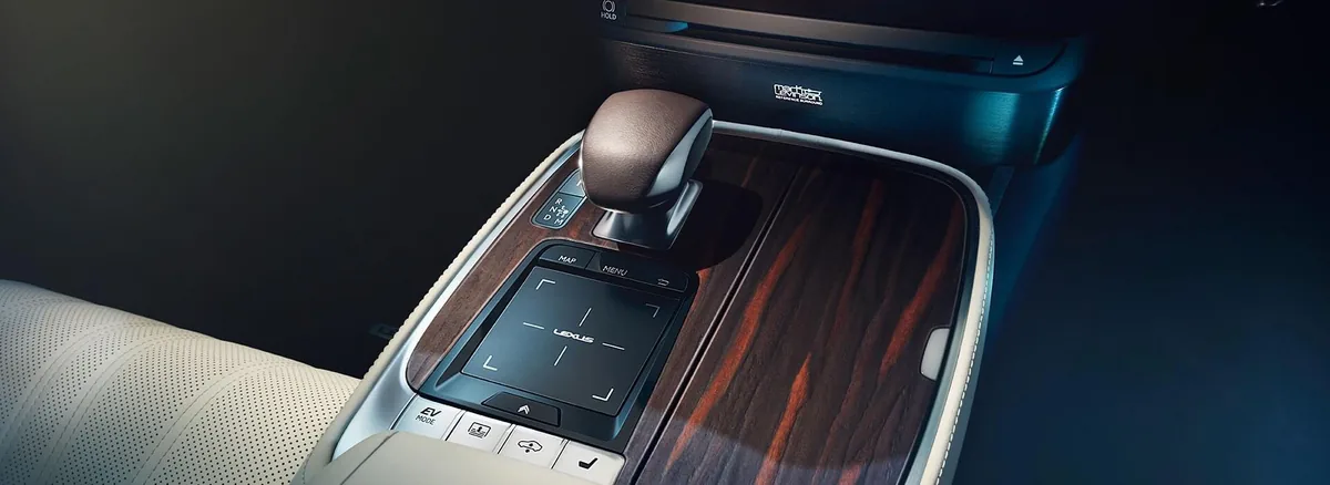 Detail středové konzole vozu Lexus s voličem převodovky a dotykovou plochou
