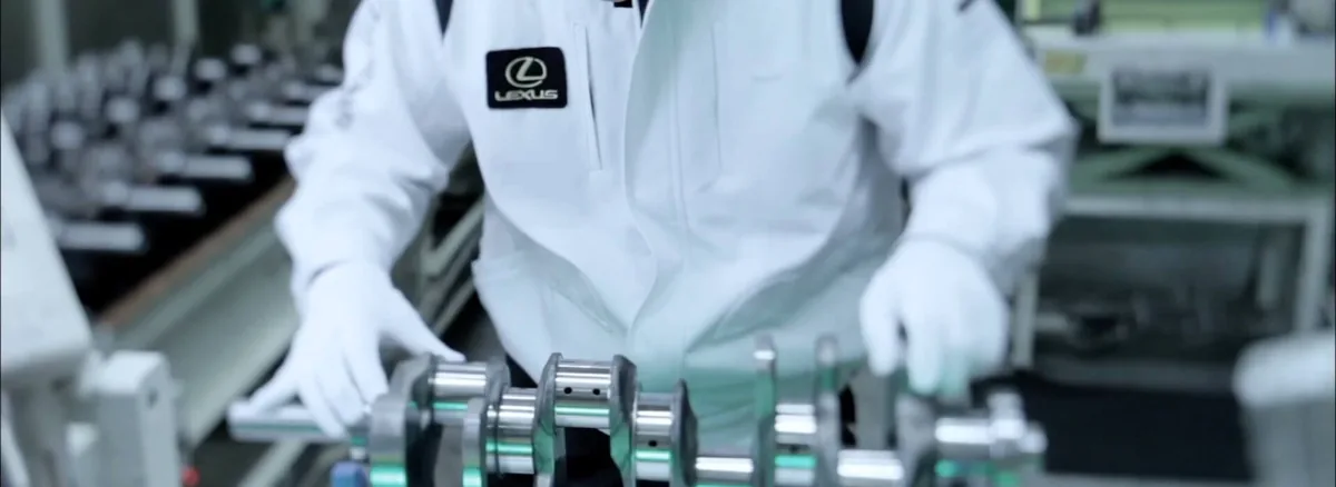Pracovník Lexus při montáži motorových komponentů ve výrobě