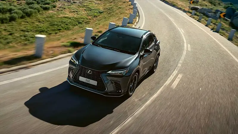 Pohled zepředu na Lexus NX jedoucí venkovskou cestou