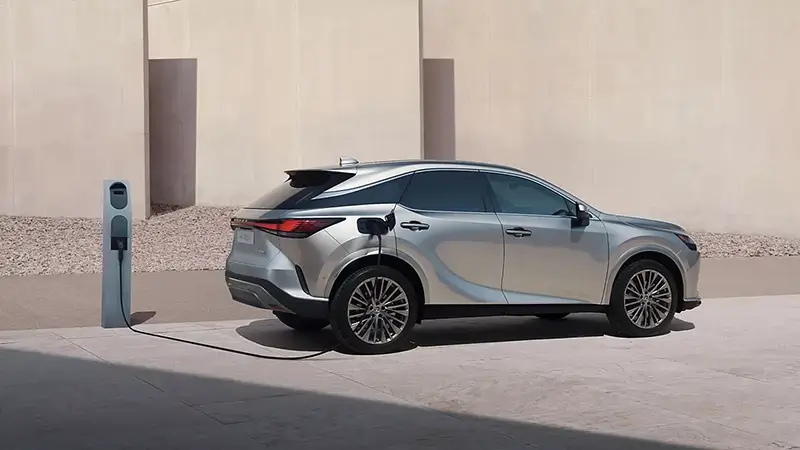 Lexus NX zaparkovaný před domem