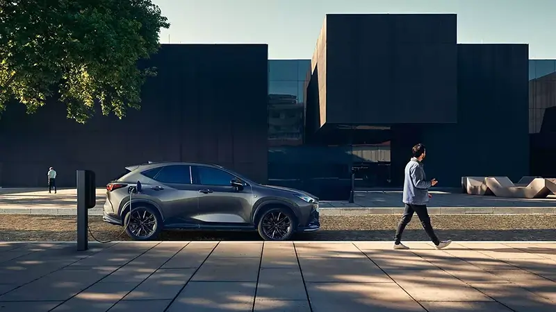 Zaparkovaný, nabíjející se Lexus NX
