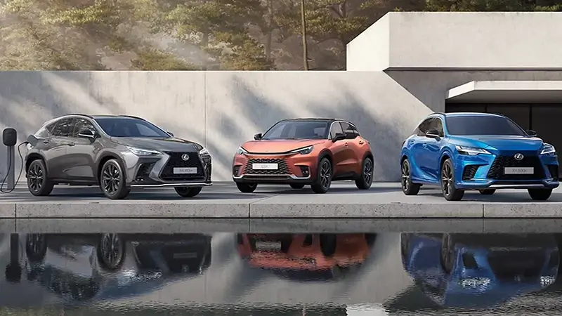 Tři vozidla značky Lexus zaparkovaná před domem